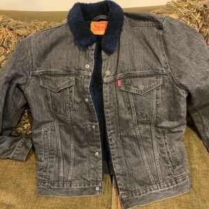 LEVI’s Sherpa Lined Mens Trucker Denim Jacket